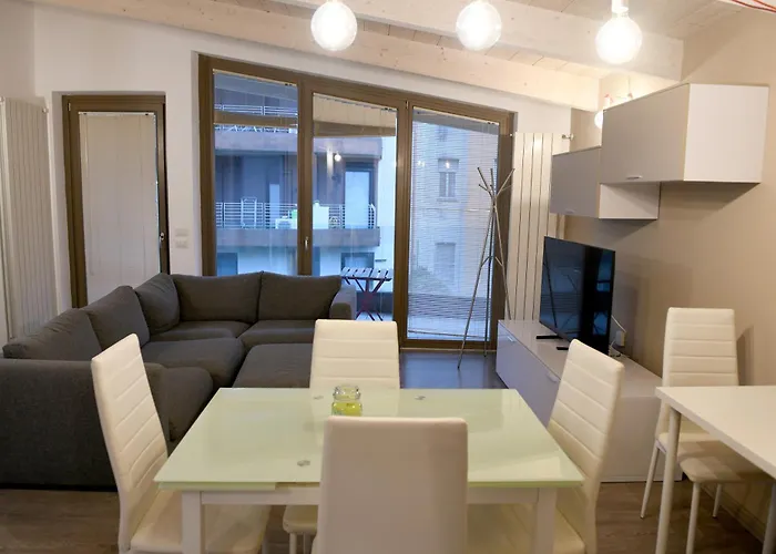 Dingo's House - 5 Minutes From M3 Apartment *